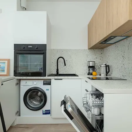 Sunny With A Balcony & Parking Near The In By Renters Apartmán *