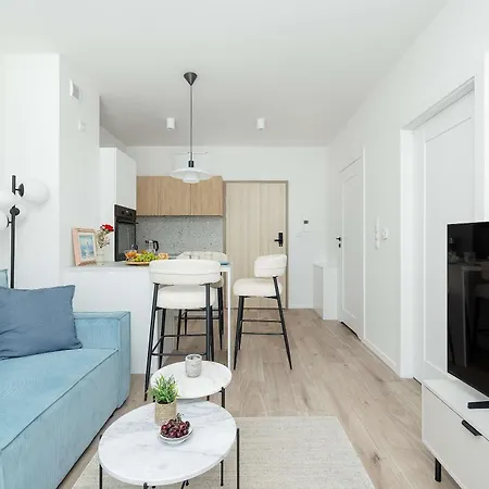 Sunny With A Balcony & Parking Near The In By Renters Apartmán