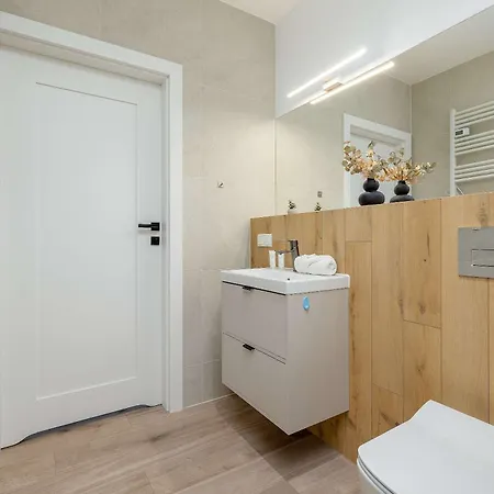 Sunny With A Balcony & Parking Near The In By Renters *